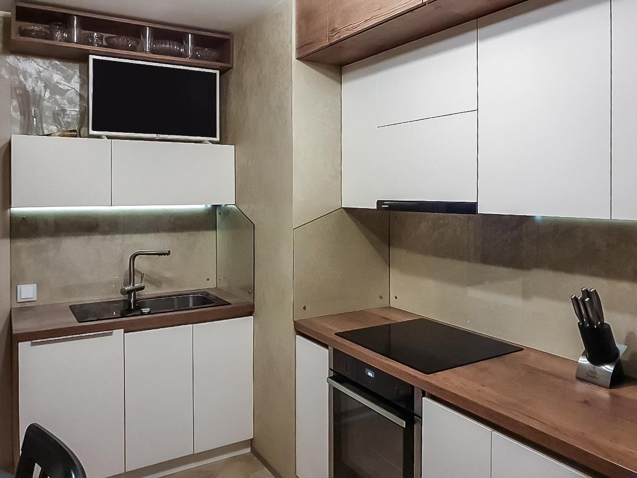 Кухня с антресолями белый и дуб галифакс табак