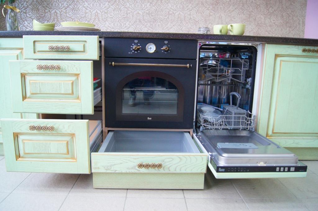 Кухня из массива ясеня нежно зеленый с золотой патиной в стиле прованс