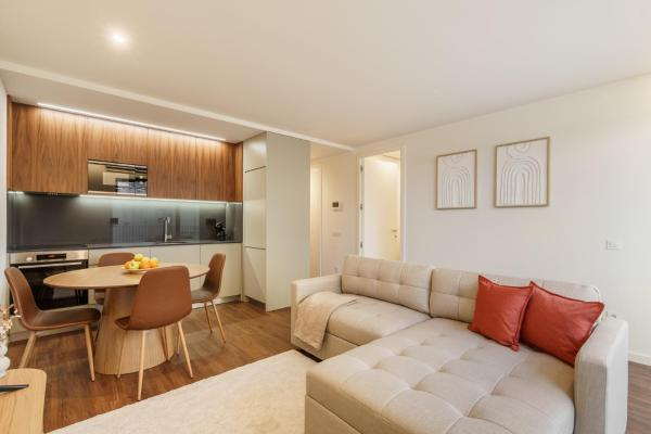 Современная кухня-гостиная с гарнитуром, обеденной зоной и местом для отдыха