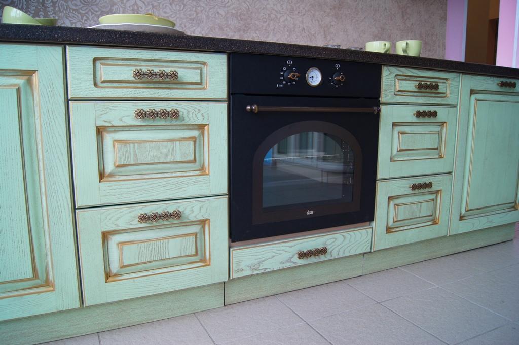 Кухня из массива ясеня нежно зеленый с золотой патиной в стиле прованс