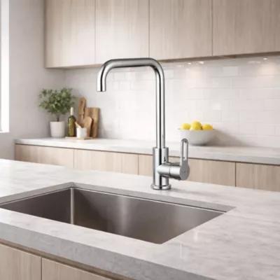 Современный кухонный кран с высоким изливом над вместительной мойкой